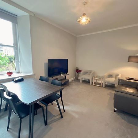 Two Bed Apartment Edimburgo Esterno foto
