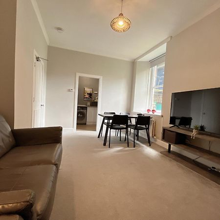 Two Bed Apartment Edimburgo Esterno foto